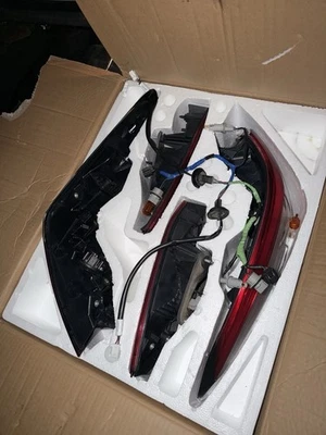 For 2018-2020 Toyota Camry SE Outer And Inner Tail lights - Image 1 of 2