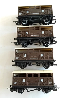HORNBY : OO GAUGE : JOB LOT/RAKE OF 4 x 'SR' 20T CATTLE WAGONS 51915 : R106 - Image 1 of 4