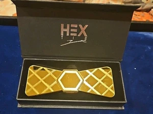 Cravatta esagonale Emirates fiocco collo regolabile oro nero con scatola originale - Foto 1 di 7