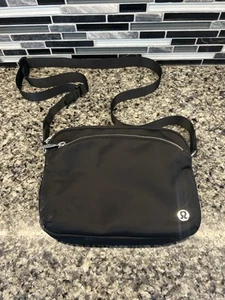 Lululemon Everywhere Crossbody Black LARGE 2L Zipper *Read - Picture 1 of 7
