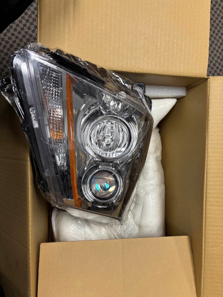 Conjunto de faros - Certificado Capa TYC 20-6961-00-9 para Cadillac CTS 08-14 Foto 1 de 4