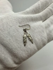 (M) Mike Simplicio Zuni argento sterling due piume pendente orecchino traforato vintage - Foto 1 di 7