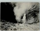 39884880 - Forscher am Rande eines rauchenden Kraters Fotograf Satake Vulkan
