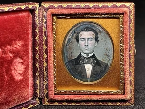 NICE 1/16 PLATE DAGUERREOTYPE - HANDSOME GENTLEMAN - IN A CASE ORIGINAL HINGE - Picture 1 of 3