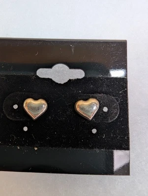 Aretes pequeños de plata de ley con poste de corazón. Con caja de regalo. Niñas, niños pequeños Foto 1 de 3