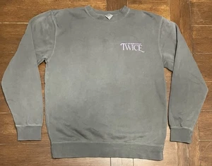 SUDADERA OFICIAL TWO 4TH WORLD TOUR 'III' MERCH GRIS CUELLO REDONDO TALLA L NUEVA SIN ETIQUETAS - Imagen 1 de 4