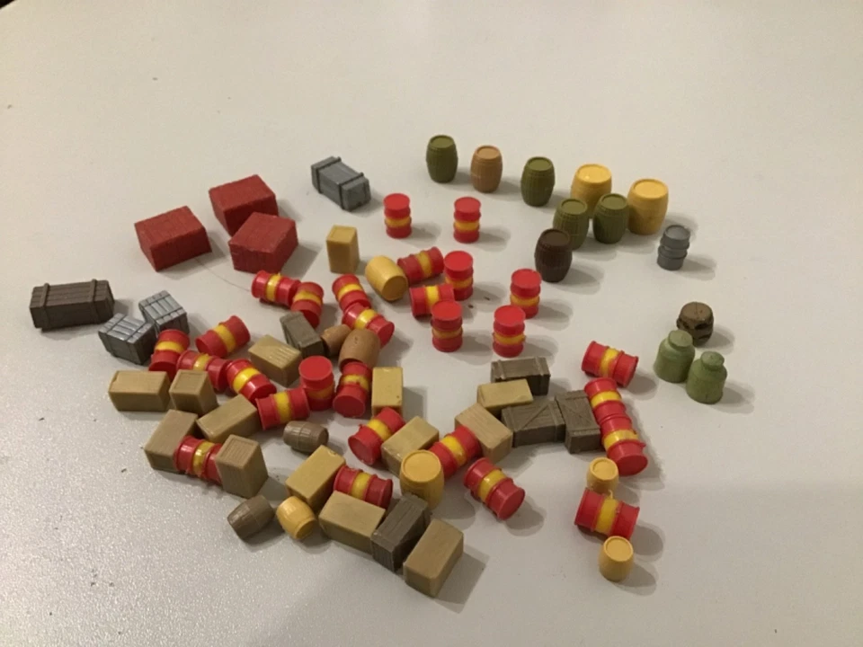 H0 DDR  Bahnsteigdekoration  Güterbahnhof Konvolut Kisten und Fässer - Bild 1 von 1