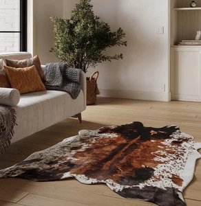 Faux Cowhide Rug – Original Brown (Large) | 4'7" x 6'7" | Triple-Layer Suppor... - Foto 1 di 8