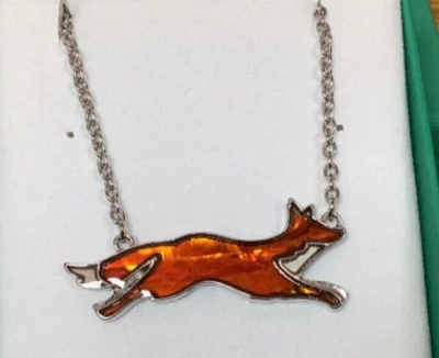 Running Fox Inlaid Amber Paua Shell Pendant On A Chain - Imagem 1 de 4
