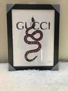 Fairchild Paris Gucci Arte de Pared enmarcado Serpiente 14"" X 18"" Edición Limitada NUEVO - Imagen 1 de 4