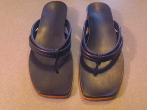 NEU BERNARDO STRINGSANDALEN SCHUHE US-GRÖSSE 9,5 M Leder doppelter Riemen - Bild 1 von 4