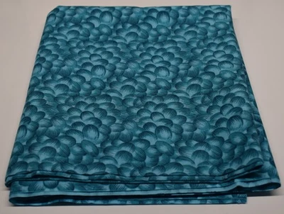 2 yardas x 43" TELA DE ALGODÓN TONAL VERDE AZULADO Edredón Artesanal PÉTALOS FLORALES AZULES Foto 1 de 2