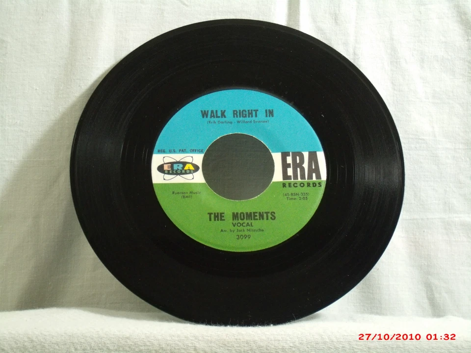 THE MOMENTS c-(45)-WALK RIGHT IN-VOCAL/WALK RIGHT IN-INSTRUMENTAL-ERA-3099 -1963 Foto 1 de 2