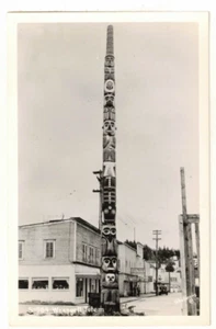 c1940 Real Photo PC: Street Scene & Totem Pole, Wrangell Alaska – Schallerers PC - Imagen 1 de 2
