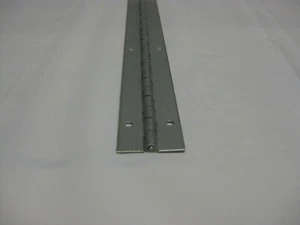 Bisagra de puerta de piano de acero inoxidable 1 1/2" abierta x 20" de largo 16 ga. agujeros perforados - Imagen 1 de 3