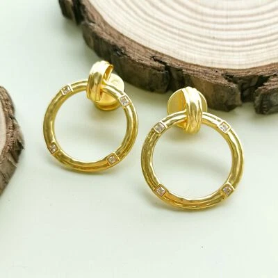 Auténticos aretes tipo argolla Julie Vos Astor Doorknocker en placa de oro de 24K Foto 1 de 4