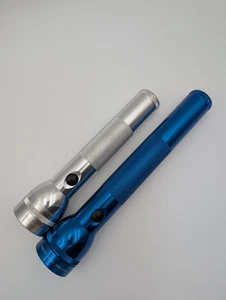 Due torce vintage Mag-Lite 2D e 3D argento e blu - lampadina extra in base - Foto 1 di 22