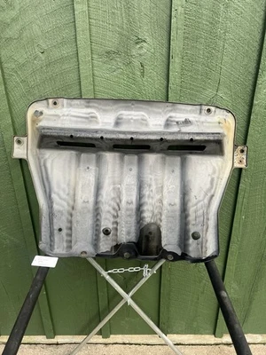 Cubierta inferior delantera del motor Nissan NV2500 2012-2021 5,6 L OEM. Foto 1 de 4