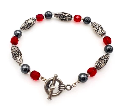 Pulsera de hematita con cuentas rojas peltre envejecido cierre de palanca Foto 1 de 4