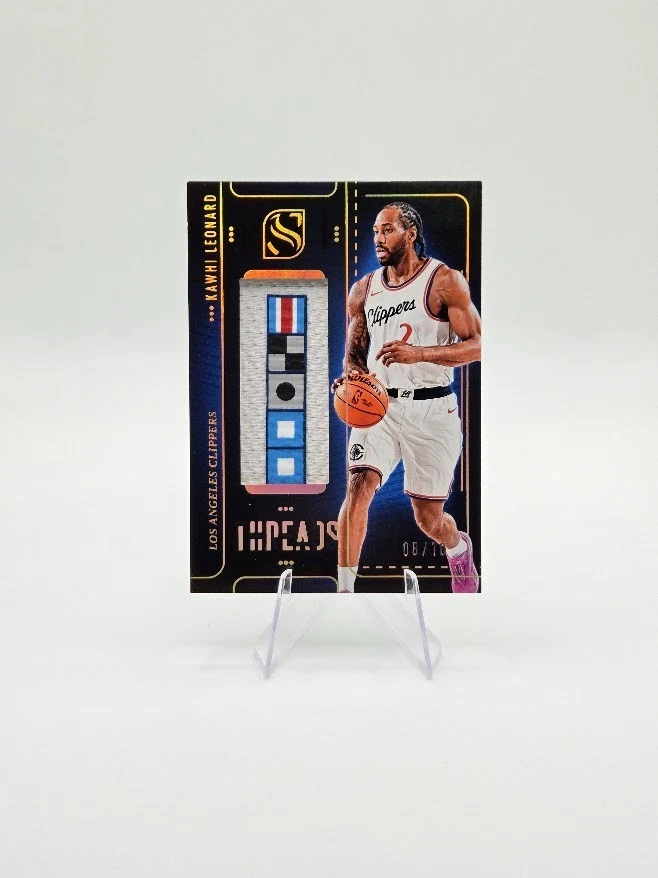 Parche etiqueta dorada Kawhi Leonard 2024-25 Panini Silhouette Threads GU SP/10 Foto 1 de 2