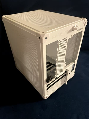 Custodia PC mesh JONSBO C6 bianca mini MATX semplice compatta desktop micro ATX chassis  - Immagine 1 di 4