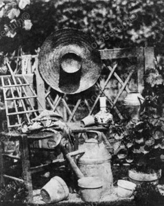 Escena de jardín sombrero de paja regadera macetas 8x10 reimpresión de foto antigua - Imagen 1 de 1