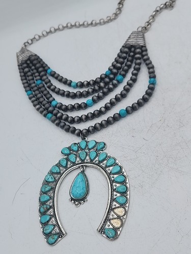 VETEMENTS Collana con pietre di fiori di zucca finto turchese Ashlyn Rose