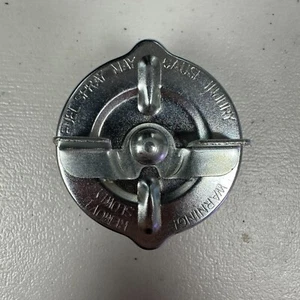 Twist Lock Gas Fuel Tank Cap Cover Lid for Chevrolet Two-Ten Series 1956-1957 - Foto 1 di 3