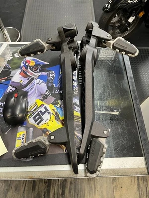 Juego de soportes estriberas Ducati OEM 82431901A - izquierda y derecha - Hypermotard 821/939 Foto 1 de 4