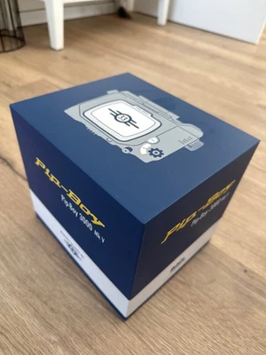 Fallout Pip Boy 3000 MK V - Funktionsfähiges 1:1 Replikat aus der TV-Serie *Neu* - Bild 1 von 3