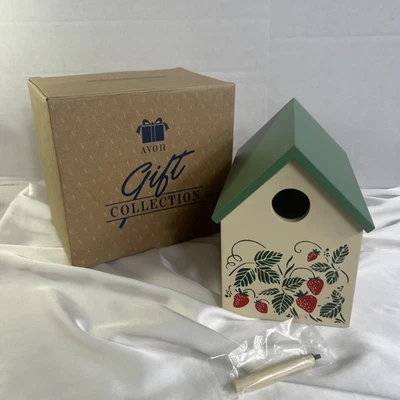 Colección de regalo vintage Avon Strawberry Fields Birdhouse nuevo en caja decorativo Foto 1 de 4