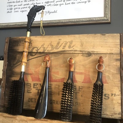 Lote de 4 cuernos y cepillos de zapatos cabeza de caballo vintage acentuados tono dorado plástico duro Foto 1 de 4