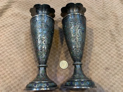 Par de candelabros/jarrones antiguos esmaltados plateados florales persas de Oriente Medio Foto 1 de 3