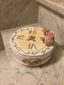 Scatola in latta decorata a mano. Vintage , Scatola decorativa, Elegante. - Foto 1 di 5