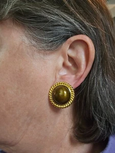 Joan Rivers Goldtone Brown Button Vintage Clip On Earrings - Bild 1 von 4