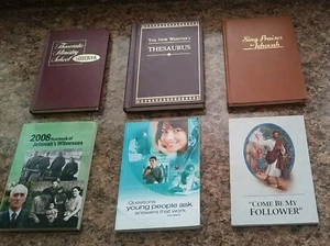 Watch Tower 2008 Yearbook,New Webster Thesaurus,Song Book And A Couple Other... - Foto 1 di 8