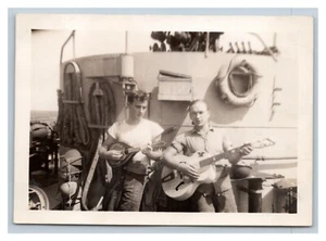 Fotografia vintage 1944 WW2 con nome marinai US Navy sul ponte che suonano chitarra canto - Foto 1 di 2