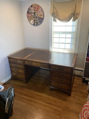 Escritorio antiguo inglés del siglo XIX. Tapa de cuero de 3 piezas. Latón Foto 1 de 4