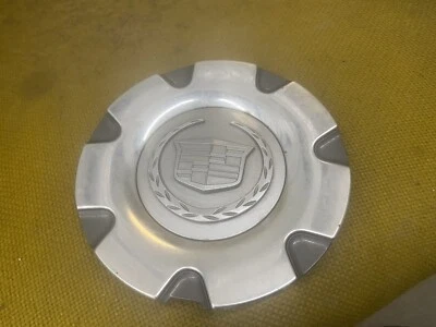 Cadillac SRX center cap 2004-2006 part number 9594307 - Image 1 of 2