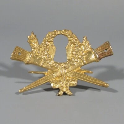 Antiguo escudo francés de bronce dorado, cubierta para llave, carcaj, cintas, firmado Foto 1 de 4