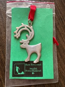 RUNE TENNESMED SCHWEDISCHES ZINN RENTIER WEIHNACHTSSCHMUCK 2 ZOLL MIT ROTEM BAND (32 - Bild 1 von 8
