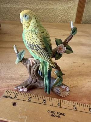 Estatuilla de periquito vintage de porcelana verde y amarillo de Marks & Rosenfeld Foto 1 de 4