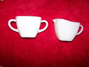 Juego de crema y azúcar Anchor Hocking vidrio opaco con adornos de oro blanco numerado de colección - Imagen 1 de 2