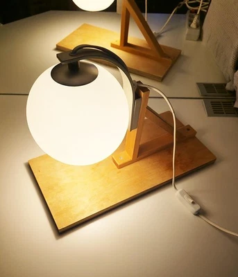 Schreibtischlampe Nachttischlampe Holzstandfuß, Milchglaskugel Ikea Minut E14 - Bild 1 von 4