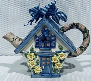 (1) ~ TETERA MUD PIE 2000 BIRD HOUSE con pequeño pájaro azul 5”X 7” ~ COMO NUEVA - Imagen 1 de 10