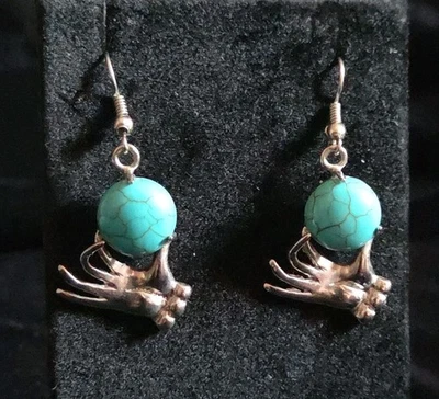 Única Piedra Orbe Turquesa con Tono Plata Manos Sosteniendo Pendientes Divertidos Funky Boho Foto 1 de 4