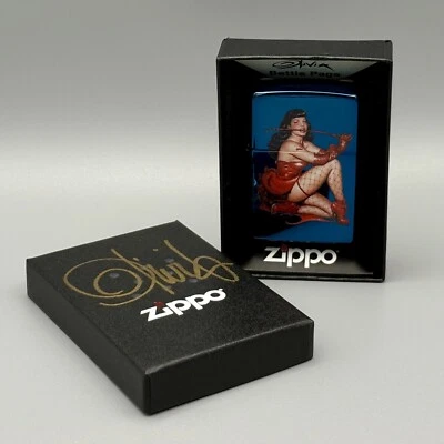 Olivia Zippo Bettie Page «Не наступай на меня» в синем с подписанной коробкой - Изображение 1 из 2