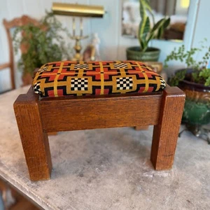 Arts & Crafts Mission Style Wood Footstool With Handcrafted Needlepoint - Picture 1 of 10