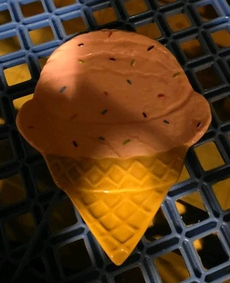 Bandeja de velas de cerámica con cuchara de verano Yankee Candle NUEVA, espolvorear cono de helado rosa Foto 1 de 2