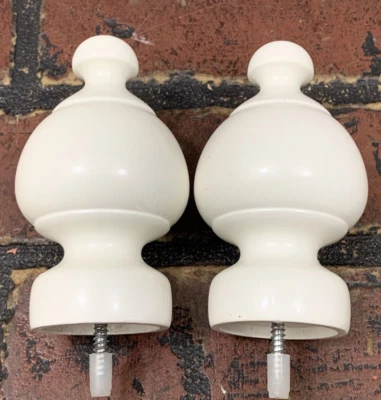 Par de remates decorativos Kirsch se adapta a poste de 1 3/8" vintage blanco Foto 1 de 4